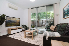 Comfy 1-Bed with Spacious Courtyard & Parking